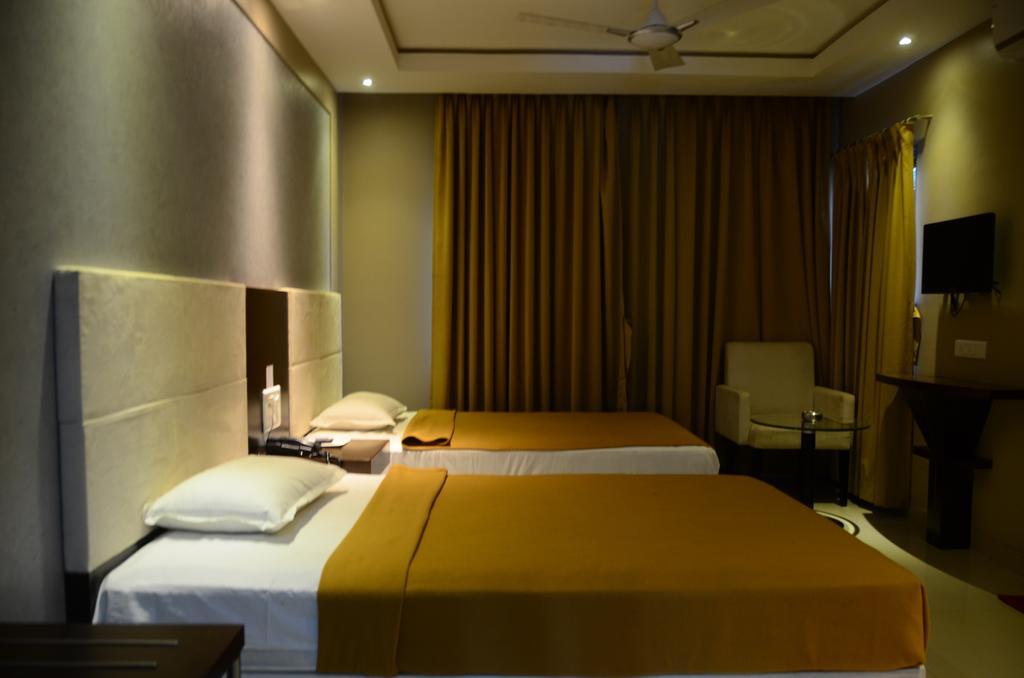 Hotel Blue Lagoon دامان الغرفة الصورة